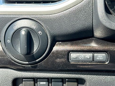 Used 2019 Nissan Titan SV w/ SV Convenience Package image 11