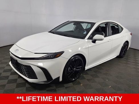 Used 2025 Toyota Camry SE image 3