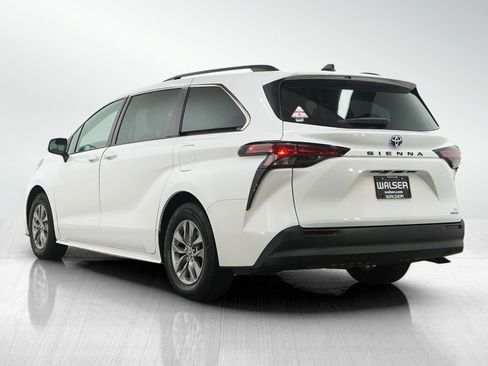 Used 2022 Toyota Sienna LE image 3