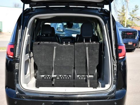 Used 2024 Chrysler Pacifica Touring-L image 31