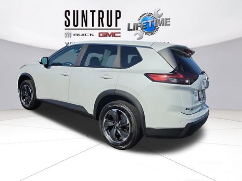 Used 2024 Nissan Rogue SV image 3