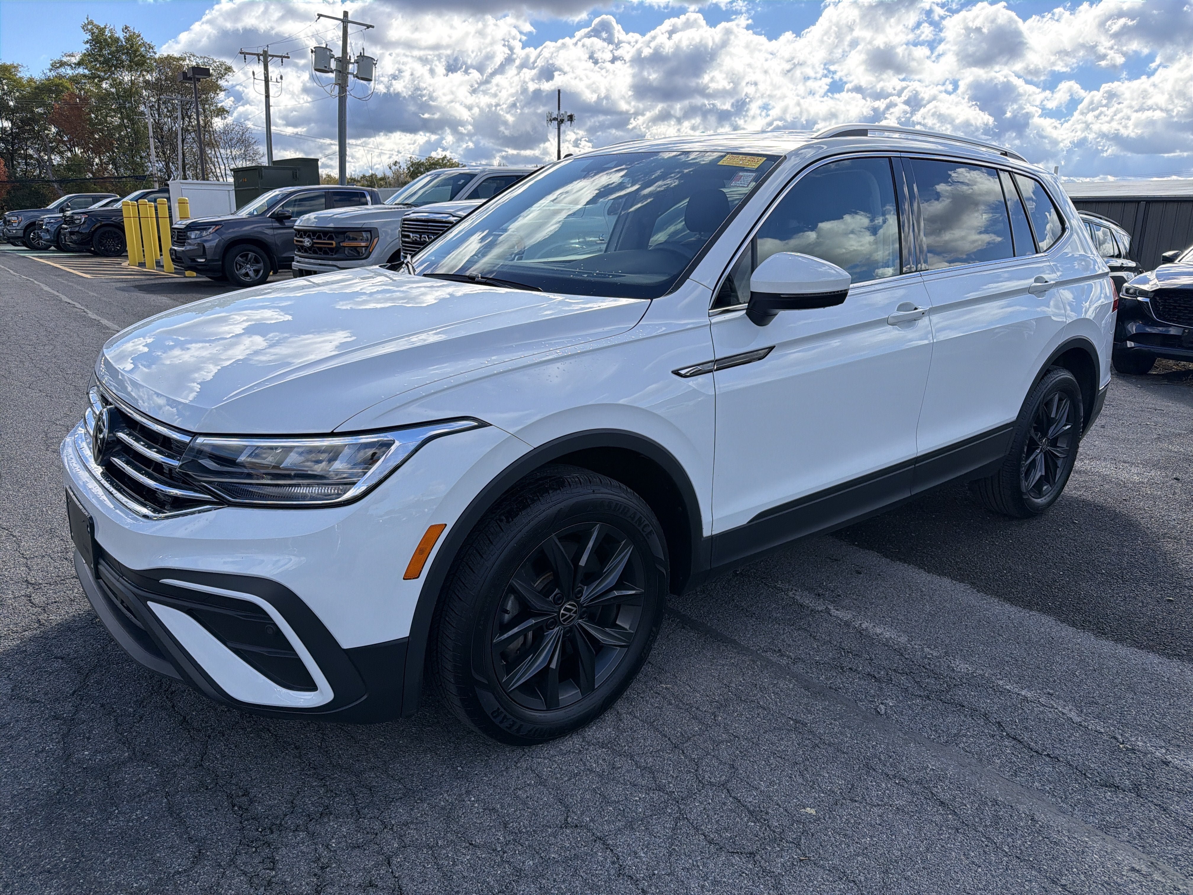 Used 2024 Volkswagen Tiguan SE AWD/4WD image 4
