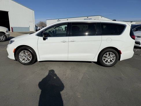 Used 2024 Chrysler Pacifica Touring-L image 5