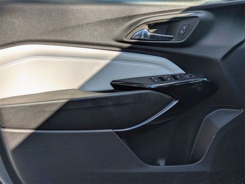 Used 2025 Chevrolet Trax LT w/ LT Convenience Package image 11