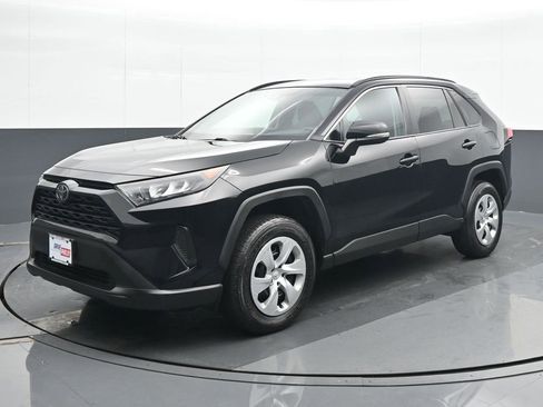 Used 2019 Toyota RAV4 LE image 2