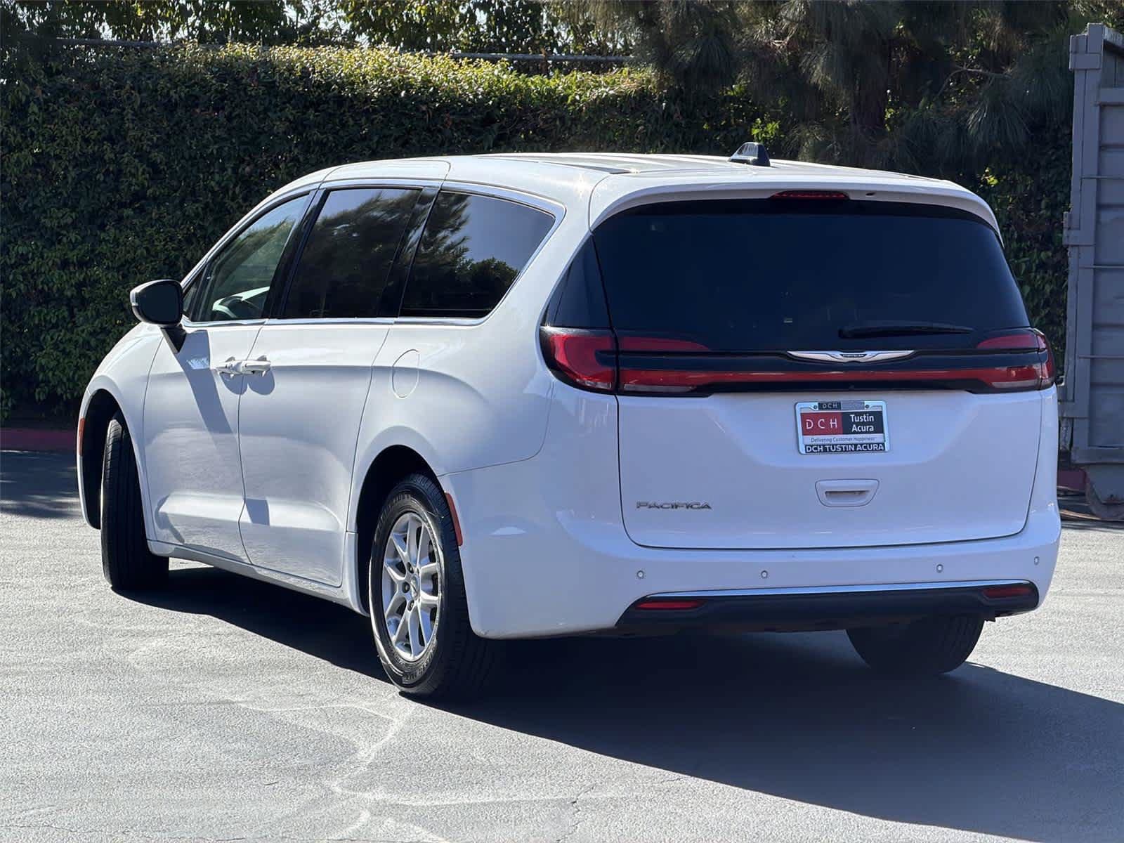Used 2023 Chrysler Pacifica Touring-L FWD image 5
