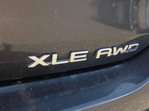 Used 2020 Toyota Highlander XLE image 38