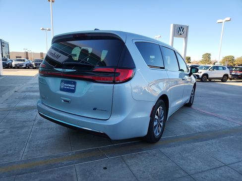 Used 2024 Chrysler Pacifica Select image 7