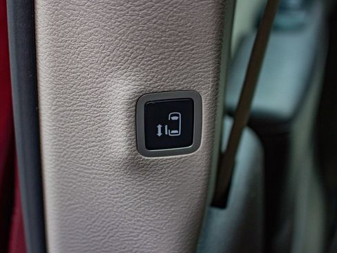 Used 2019 Chrysler Pacifica Touring-L image 33