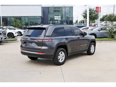 Used 2024 Jeep Grand Cherokee Laredo AWD/4WD image 5