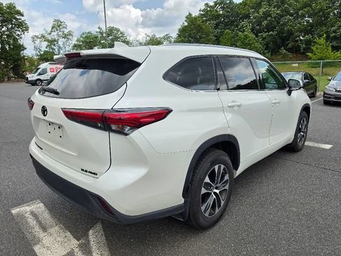 Used 2021 Toyota Highlander XLE AWD/4WD image 6