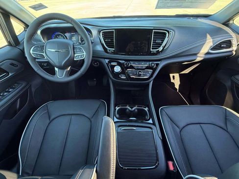 New 2026 Chrysler Pacifica Limited image 23