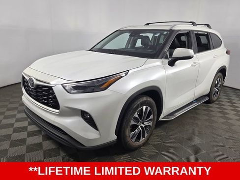 Used 2022 Toyota Highlander XLE FWD image 3