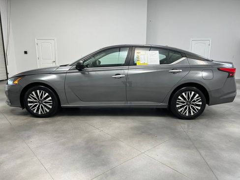 Used 2024 Nissan Altima 2.5 SV AWD/4WD image 4