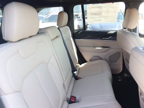 New 2025 Jeep Grand Cherokee Limited w/ Luxury Tech Group II image 18