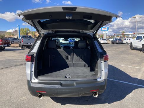 Used 2022 Chevrolet Traverse LT image 40