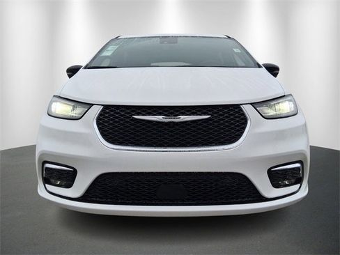 Used 2026 Chrysler Pacifica Select image 2