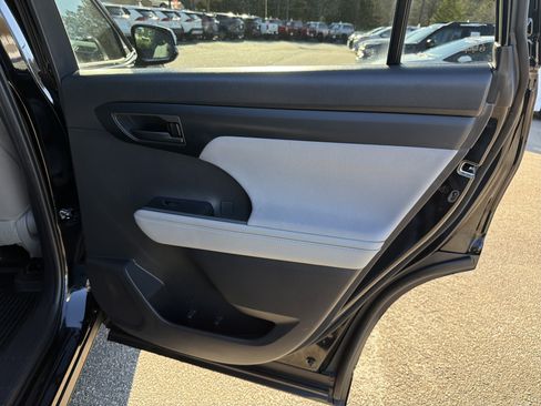 Used 2024 Toyota Highlander LE image 28