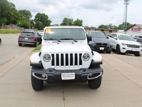 Used 2018 Jeep Wrangler Unlimited Sahara w/ Uconnect 4C Nav & Sound Group AWD/4WD image 4