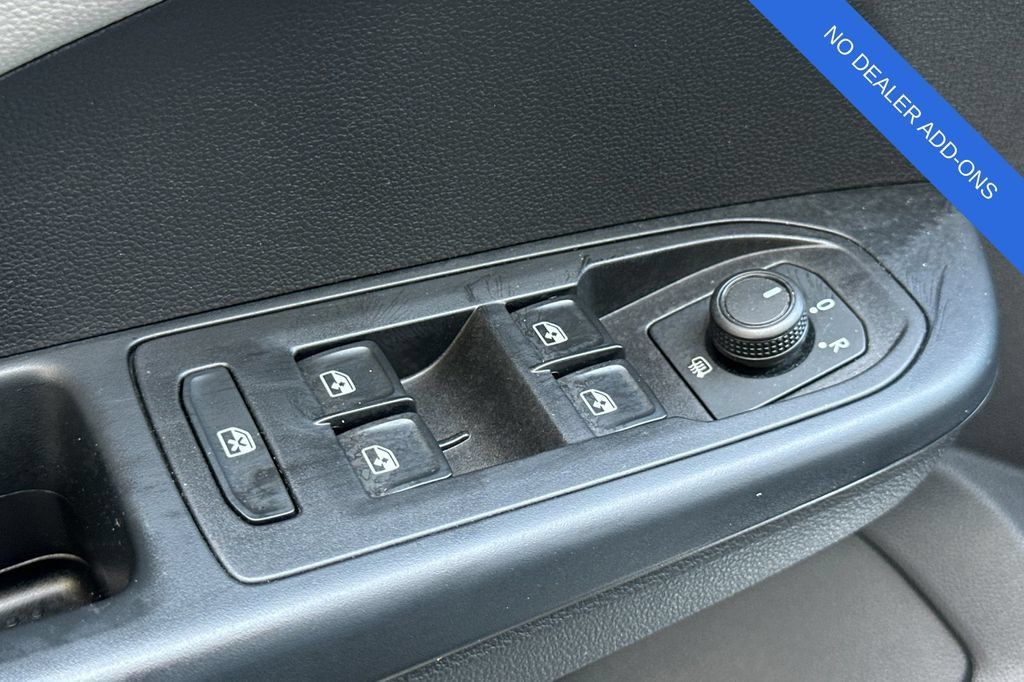 Used 2022 Volkswagen Taos SE FWD image 12