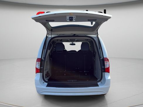 Used 2016 Chrysler Town & Country Touring FWD image 29