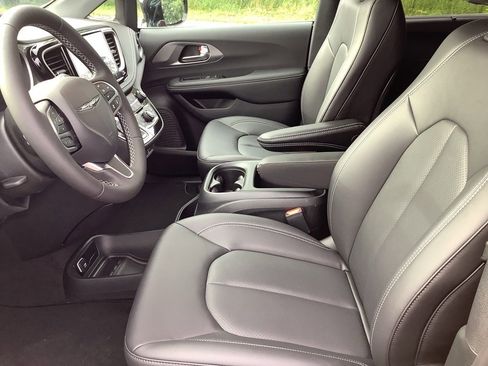 New 2026 Chrysler Pacifica Select image 14