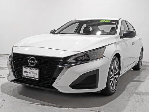Used 2025 Nissan Altima 2.5 SV FWD image 3