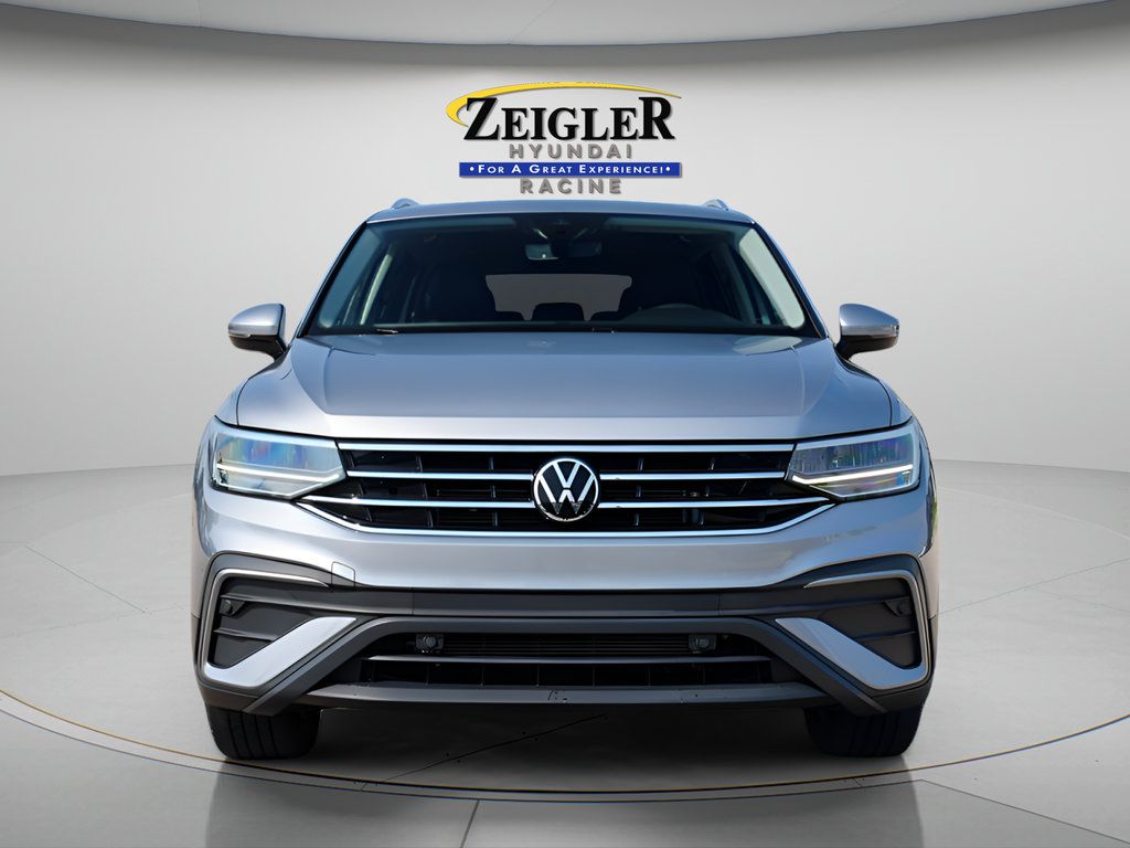 Used 2023 Volkswagen Tiguan SE w/ Panoramic Sunroof Package FWD image 2