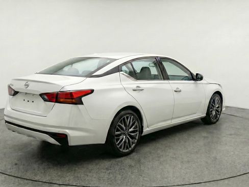 Used 2025 Nissan Altima 2.5 SV FWD image 9