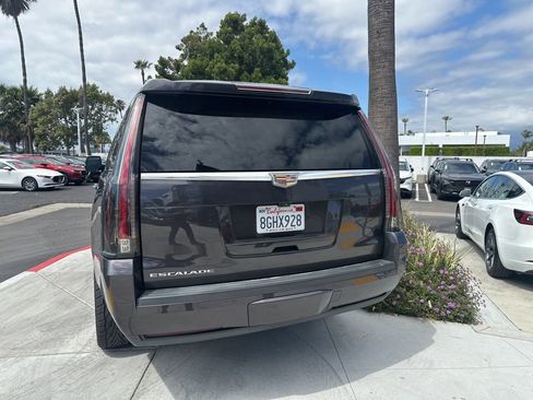 Used 2018 Cadillac Escalade ESV Premium Luxury image 15