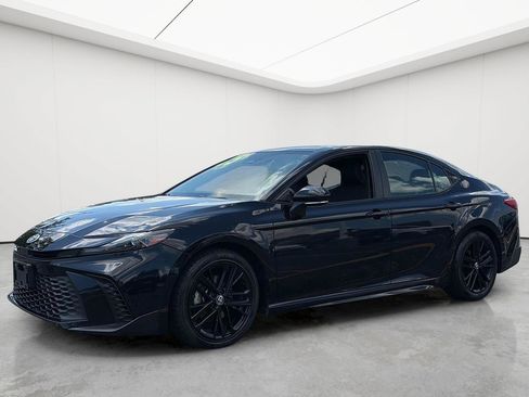 Used 2025 Toyota Camry SE FWD image 3