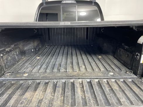 Used 2016 Toyota Tacoma SR5 w/ SR5 Appearance Package (SN) image 17