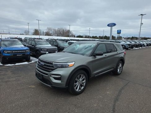 Used 2020 Ford Explorer XLT w/ Equipment Group 202A image 3