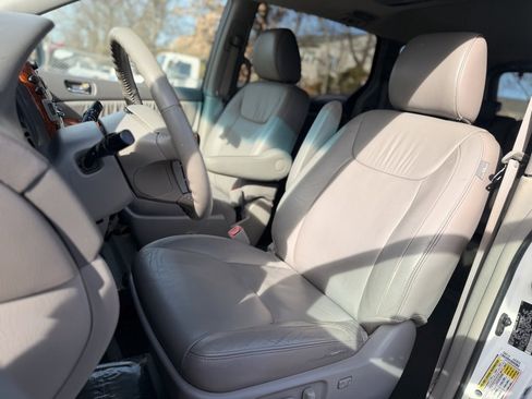 Used 2009 Toyota Sienna XLE image 12