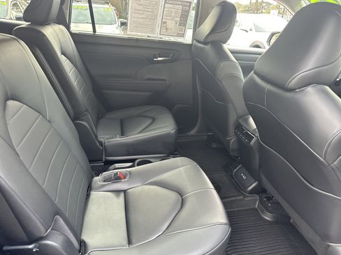 Used 2023 Toyota Highlander XLE image 14