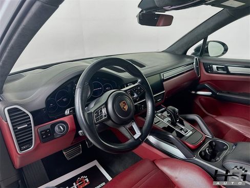 Used 2019 Porsche Cayenne Turbo w/ Premium Plus Package image 10