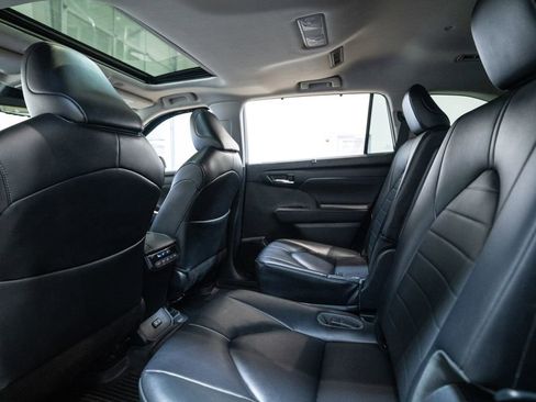 Used 2023 Toyota Highlander XLE AWD/4WD image 35
