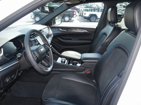 Used 2023 Jeep Grand Cherokee Altitude image 2