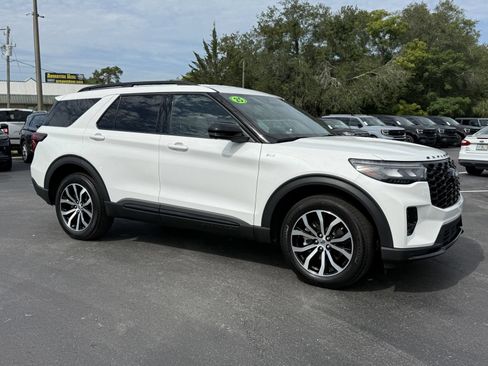 Certified 2025 Ford Explorer ST-Line AWD/4WD image 2