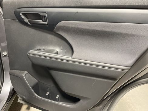 Used 2024 Toyota Highlander XLE image 11