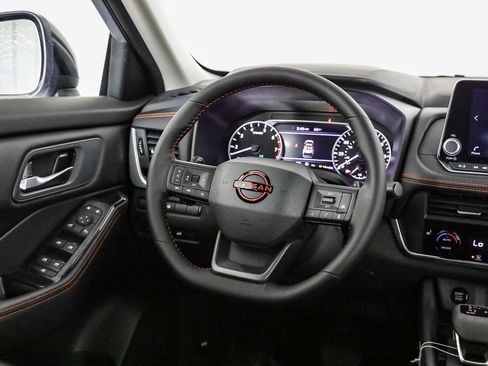 Certified 2025 Nissan Rogue SV image 18