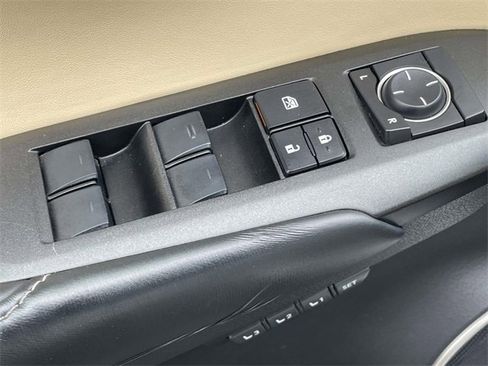 Used 2015 Lexus NX 300h FWD w/ Luxury Package image 27