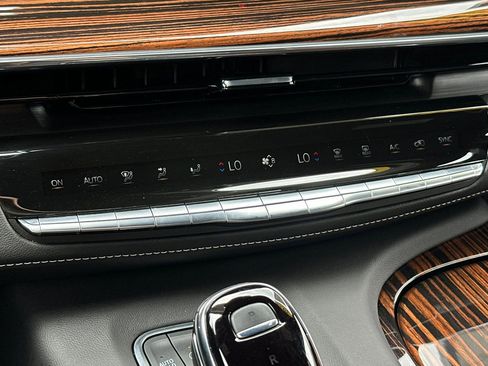 Used 2023 Cadillac Escalade Premium Luxury AWD/4WD image 21