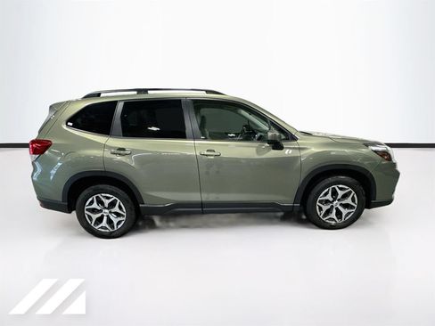 Used 2020 Subaru Forester Premium AWD/4WD image 4