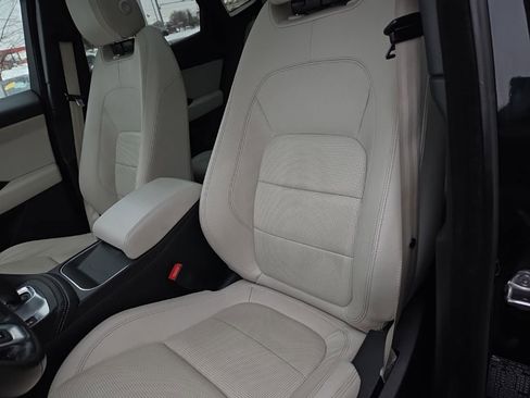 Used 2019 Jaguar E-PACE R-Dynamic SE image 21