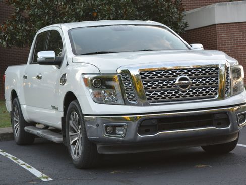 Used 2017 Nissan Titan SL image 3