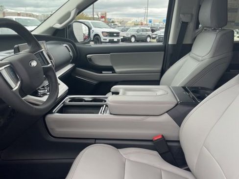 New 2025 Ford Expedition Active image 12