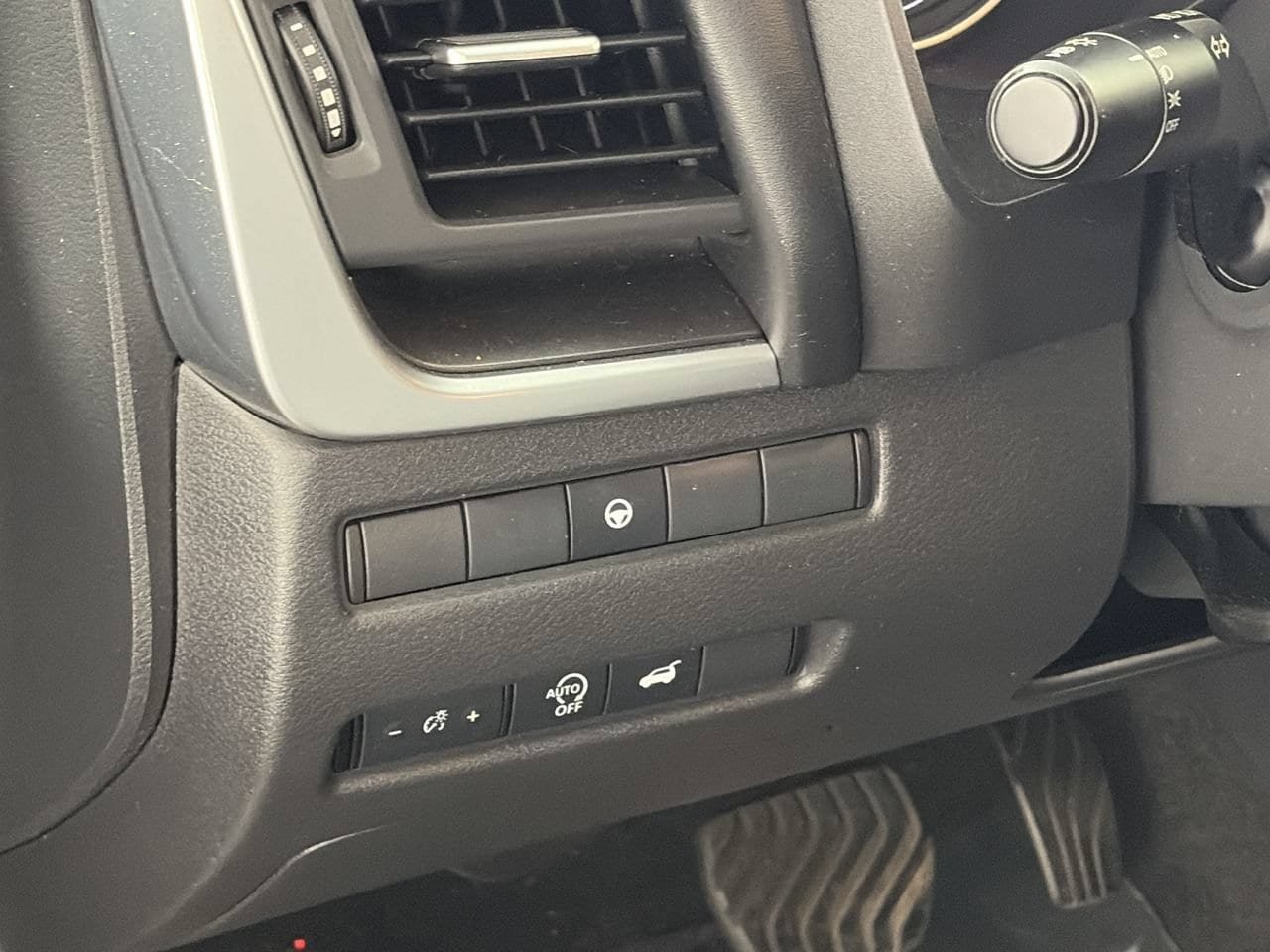 Used 2025 Nissan Rogue SV FWD image 12