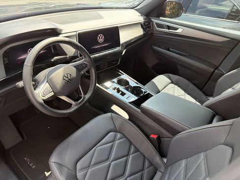 Used 2024 Volkswagen Atlas Cross Sport SE FWD image 7
