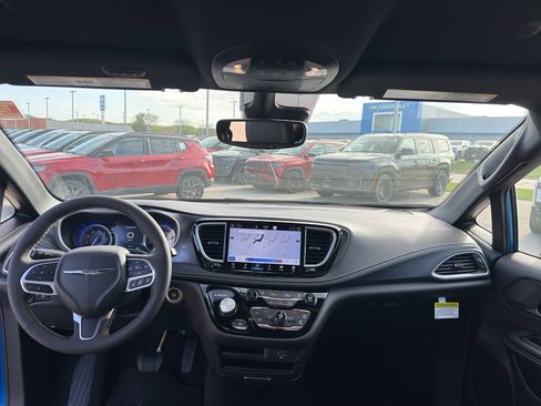 New 2026 Chrysler Pacifica Select AWD/4WD image 29